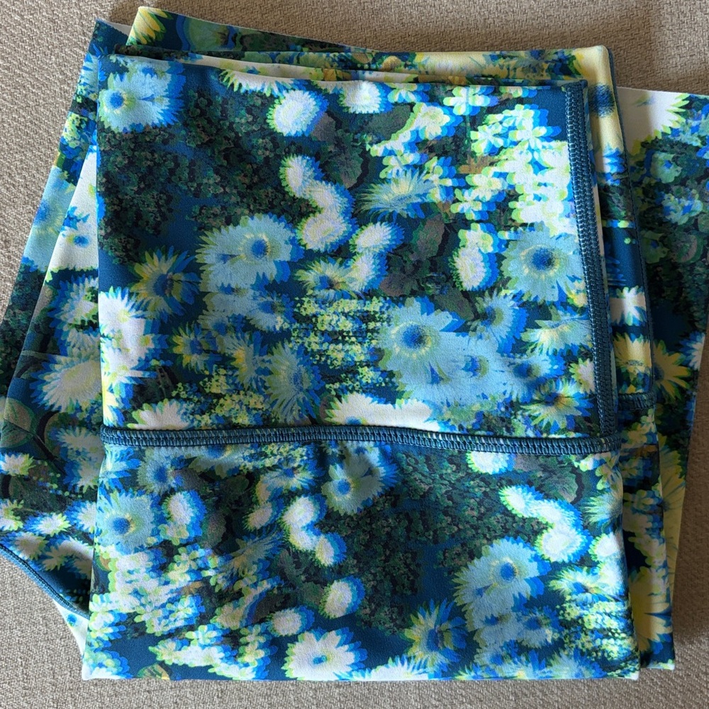 Offline by Aerie Size Large High-Waisted Biker Shorts Blue Floral Trippy Daisy - Picture 6 of 8